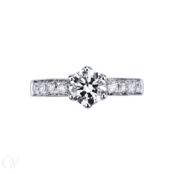 Monture solitaire linéaire à six griffes avec diamants sur la tige.