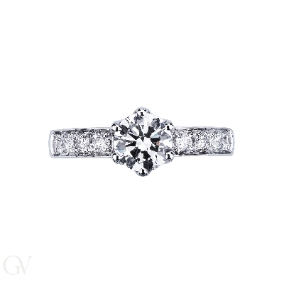 Monture solitaire linéaire à six griffes avec diamants sur la tige.