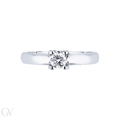 Monture solitaire linéaire à quatre griffes.