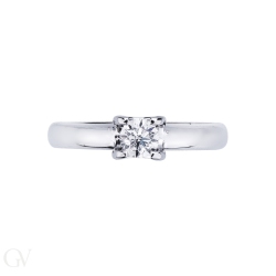 Monture solitaire linéaire à quatre griffes.