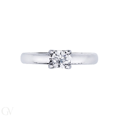 Monture solitaire linéaire à quatre griffes.