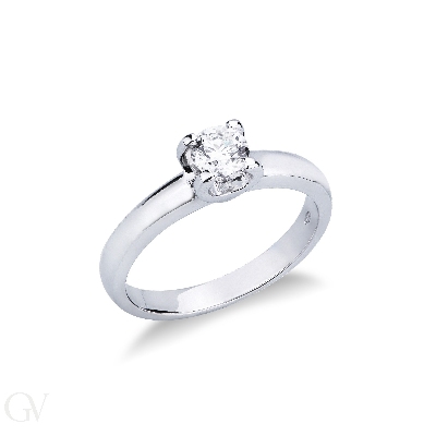 Monture solitaire linéaire à quatre griffes.