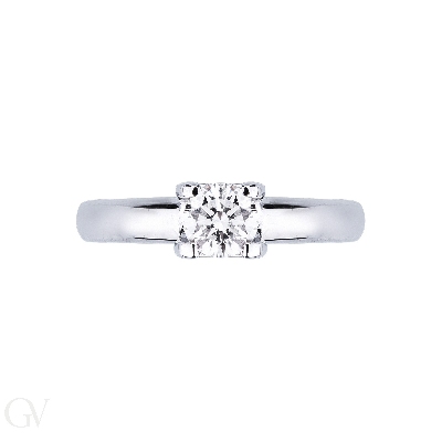 Monture solitaire linéaire à quatre griffes.