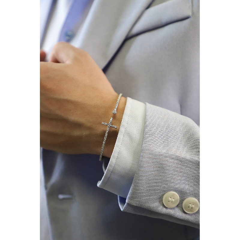 Bracelet en or blanc 18 carats avec croix en diamants Bracelet en or blanc 18 carats avec croix en diamants