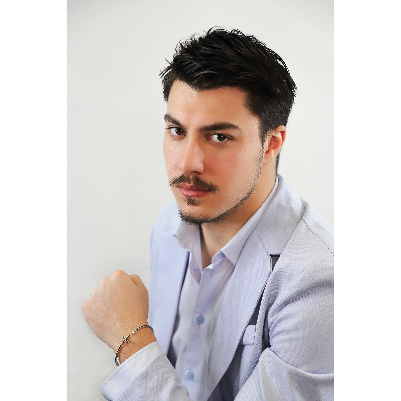 Bracelet en or blanc 18 carats avec croix en diamants noirs  Bracelet en or blanc 18 carats avec croix en diamants noirs