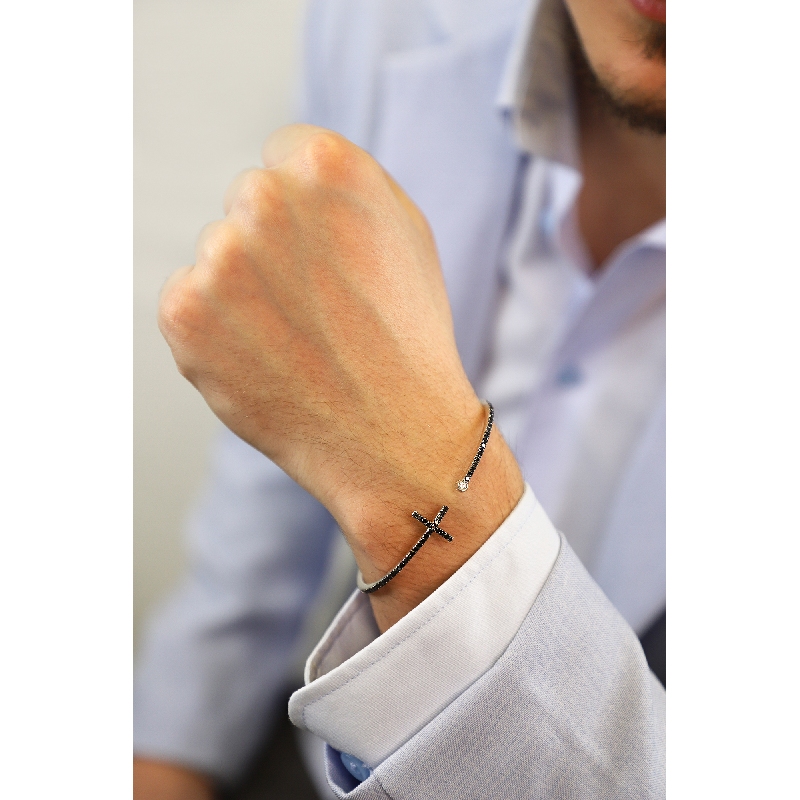 Bracelet en or blanc 18 carats avec croix en diamants noirs  Bracelet en or blanc 18 carats avec croix en diamants noirs