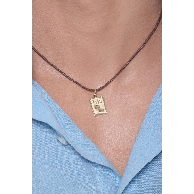 Médaille parchemin  en or jaune 18k RH 