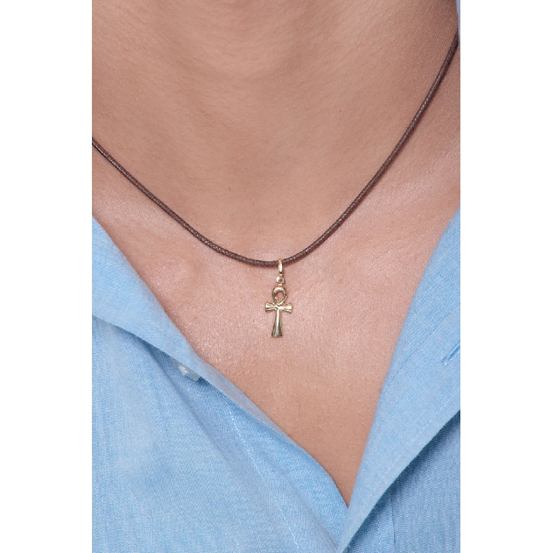 Pendentif Croix Hébraïque en or jaune 18k, 1,5 cm. Pendentif Croix Hébraïque en or jaune 18k, 1,5 cm.
