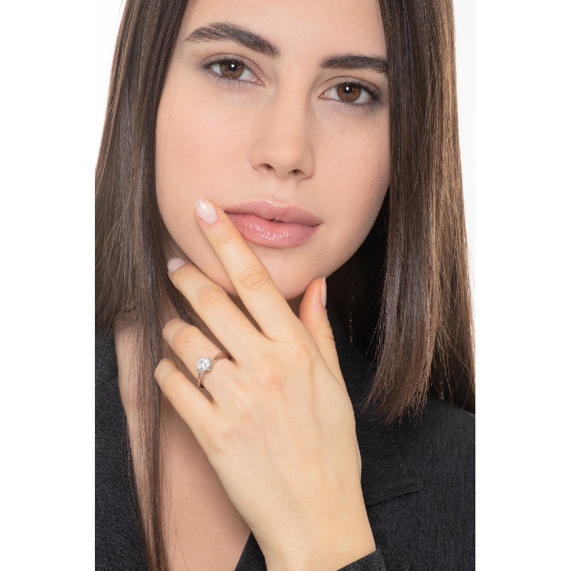 Solitaire en or blanc 750 avec brillant 0.90 ct  Solitaire en or blanc 750 avec brillant 0.90 ct