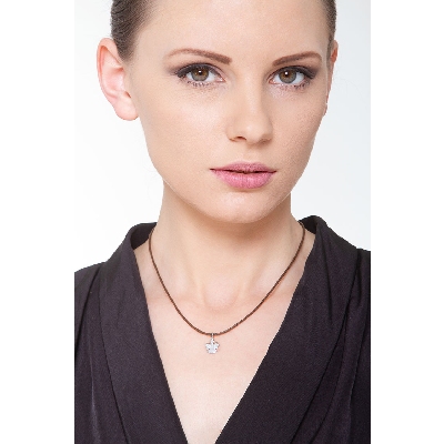 Pendentif ange en or blanc 18k avec zirconiums