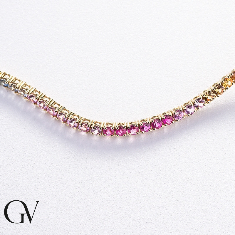 Bracelet Tennis à fil en or jaune 18 carats avec des saphirs multicolores Bracelet Tennis à fil en or jaune 18 carats avec des saphirs multicolores