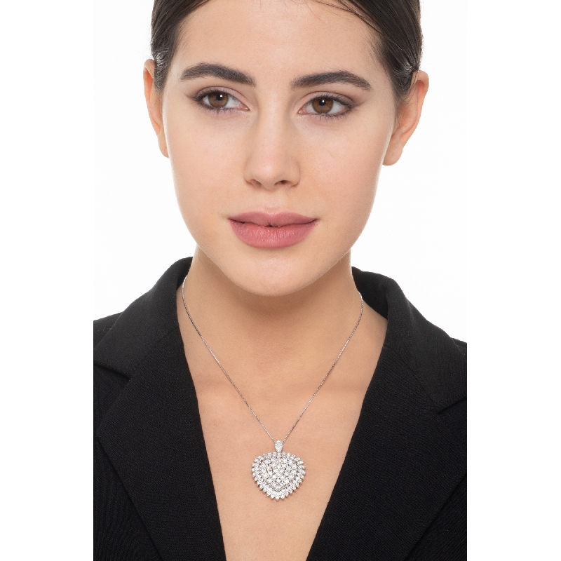 Collier en or blanc 18k avec pendentif coeur en diamants Collier en or blanc 18k avec pendentif coeur en diamants