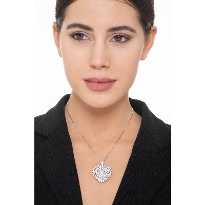 Collier en or blanc 18k avec pendentif coeur en diamants