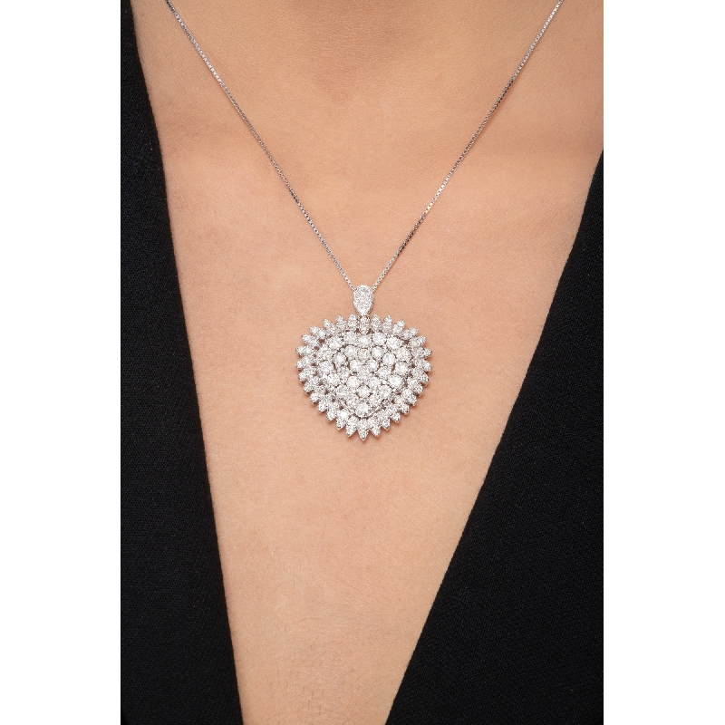 Collier en or blanc 18k avec pendentif coeur en diamants Collier en or blanc 18k avec pendentif coeur en diamants