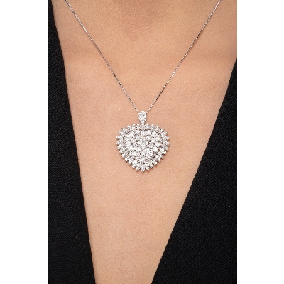 Collier en or blanc 18k avec pendentif coeur en diamants