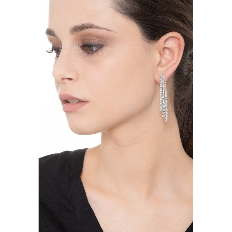 Boucles d'oreilles rivière à trois rangées en or blanc 18k et diamants Boucles d'oreilles rivière à trois rangées en or blanc 18k et diamants