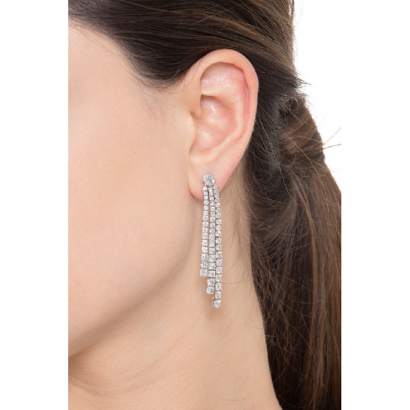 Boucles d'oreilles rivière à trois rangées en or blanc 18k et diamants Boucles d'oreilles rivière à trois rangées en or blanc 18k et diamants