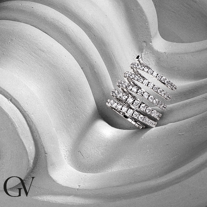 Bague design en or blanc 18k et diamants Bague design en or blanc 18k et diamants