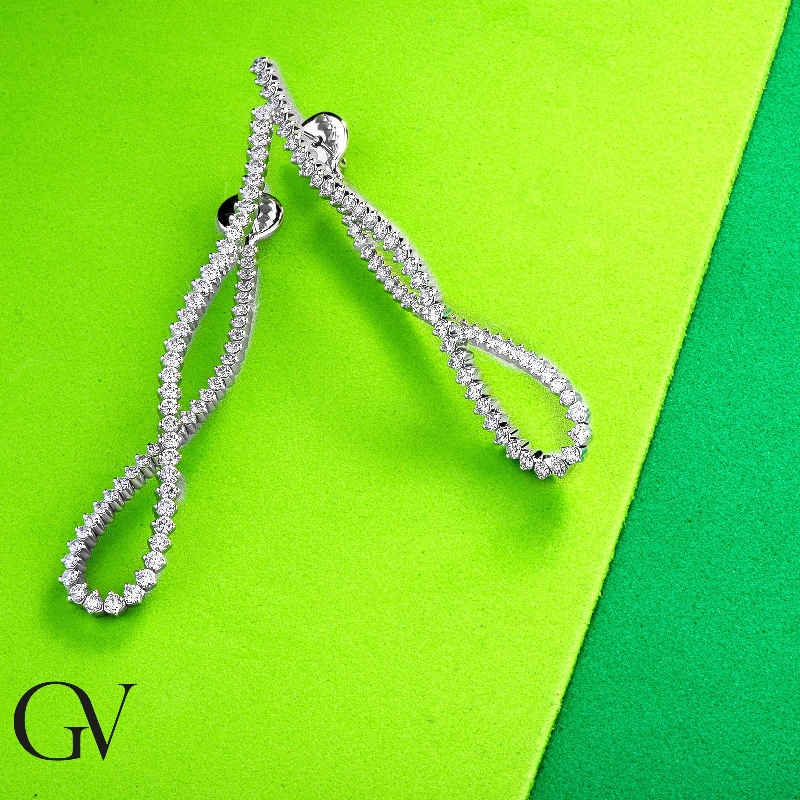 Boucles d’oreilles en or blanc 18k serties de diamants éclatants Boucles d’oreilles en or blanc 18k serties de diamants éclatants