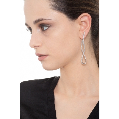 Boucles d’oreilles en or blanc 18k serties de diamants éclatants
