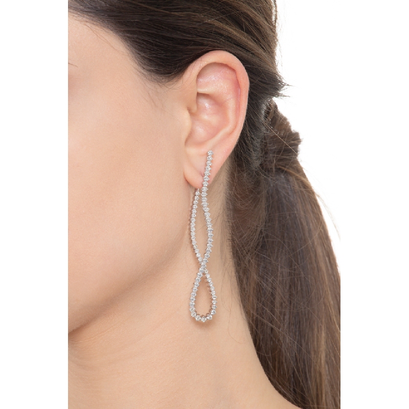 Boucles d’oreilles en or blanc 18k serties de diamants éclatants Boucles d’oreilles en or blanc 18k serties de diamants éclatants