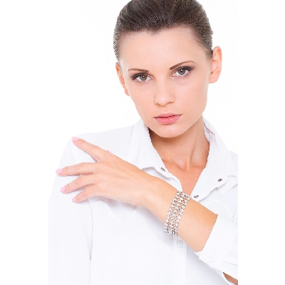 Bracelet en or blanc 18k avec maillons a trois chatons et diamants