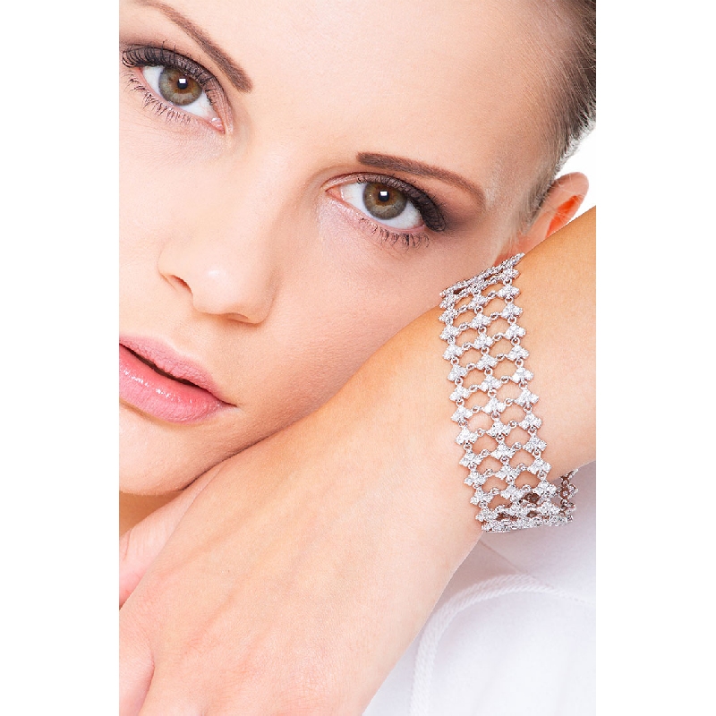 Bracelet en or blanc 18k avec maillons a trois chatons et diamants