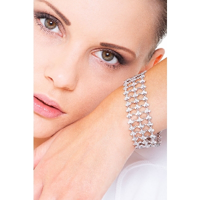 Bracelet en or blanc 18k avec maillons a trois chatons et diamants