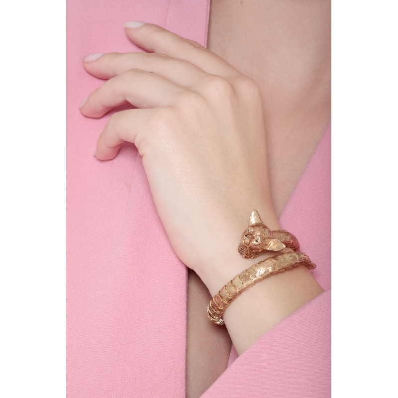 Bracelet semi-rigide en or jaune en forme de chien avec diamants Bracelet semi-rigide en or jaune en forme de chien avec diamants