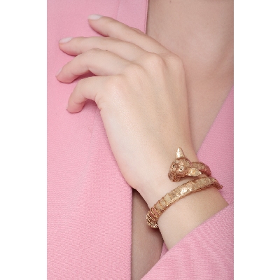 Bracelet semi-rigide en or jaune en forme de chien avec diamants