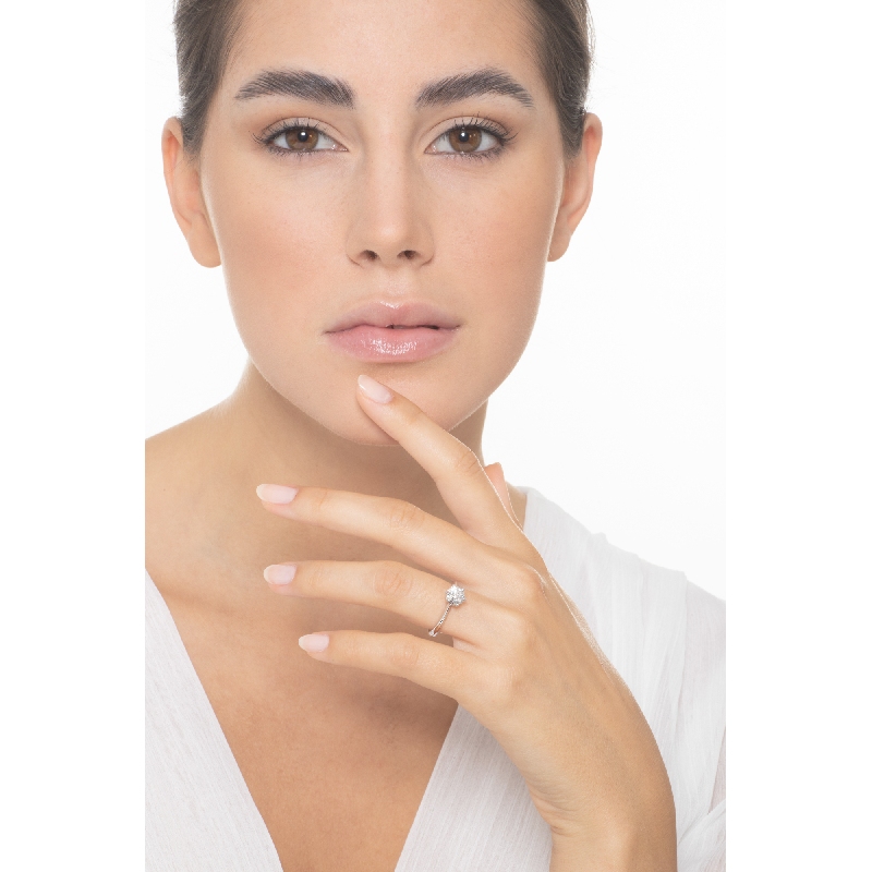 Bague solitaire avec diamant ct. 1,00 à six griffes en or blanc 18 ct