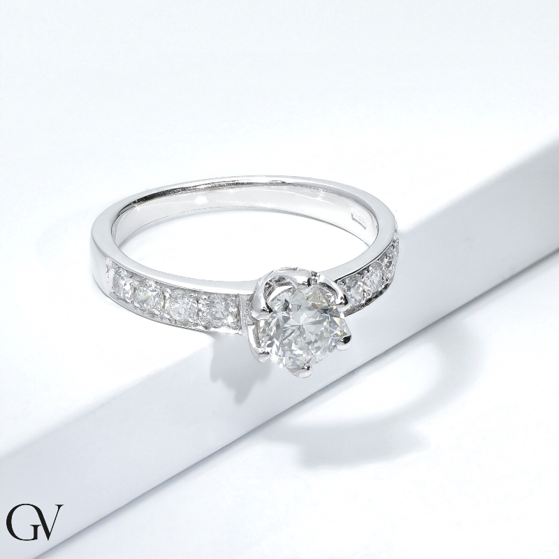 Bague en or blanc 18 carats avec diamants et pierre centrale 0,90 ct Bague en or blanc 18 carats avec diamants et pierre centrale 0,90 ct