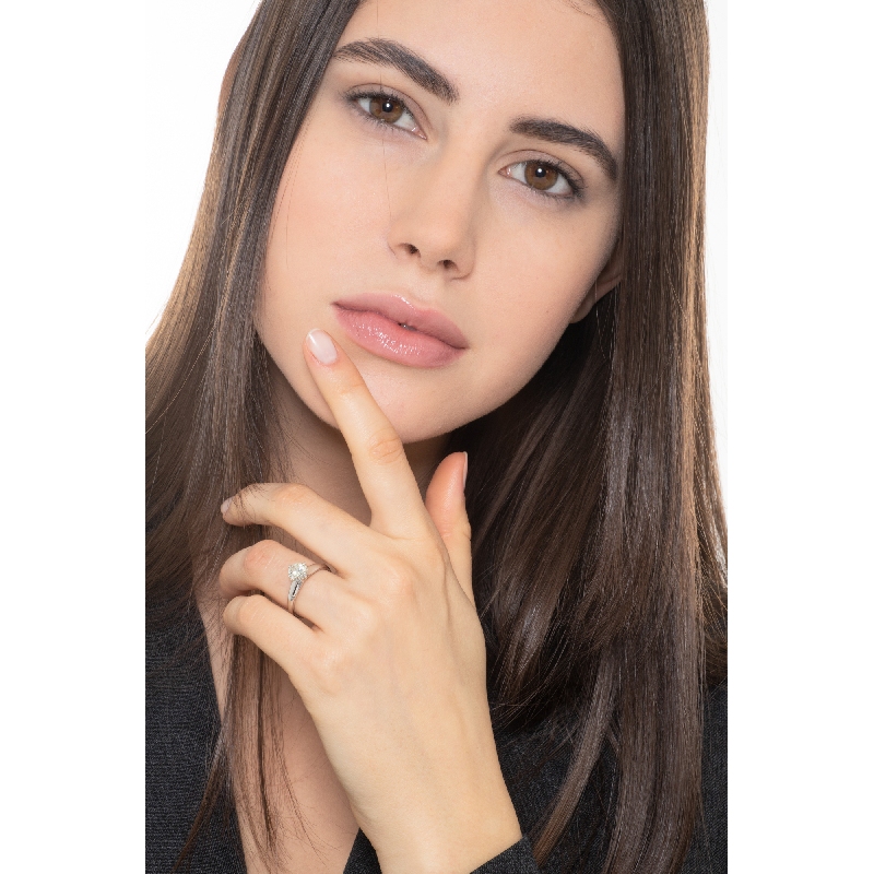 Bague avec diamant solitaire en or blanc 0.90 ct Bague avec diamant solitaire en or blanc 0.90 ct