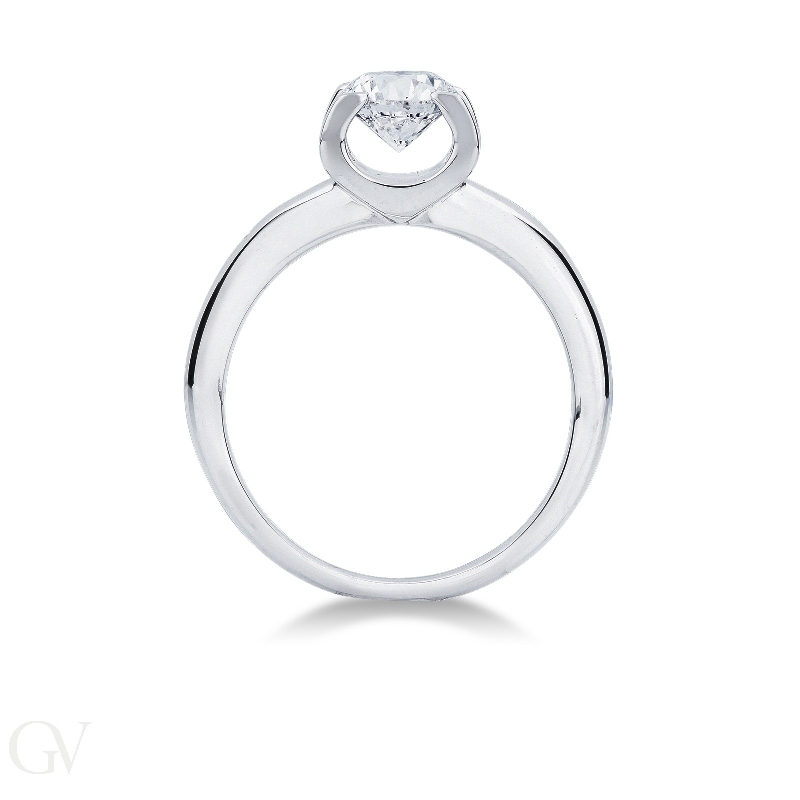 Bague solitaire à 4 griffes en or blanc 18 carats avec diamant 0.90ct