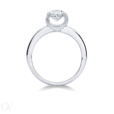 Bague solitaire à 4 griffes en or blanc 18 carats avec diamant 0.90ct