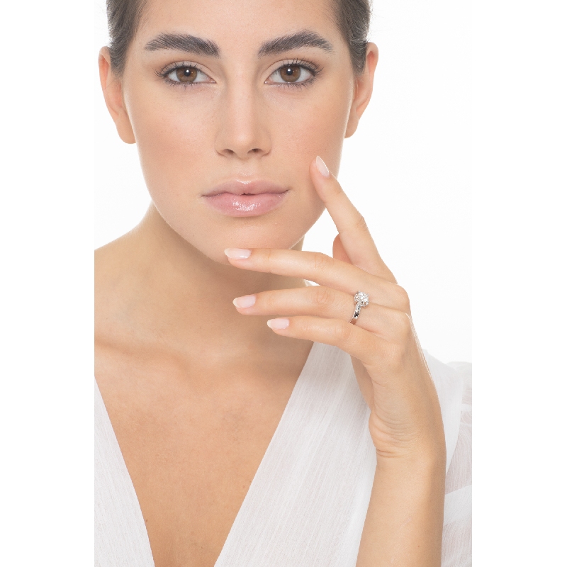 Bague solitaire à 4 griffes en or blanc 18 carats avec diamant 0.90ct