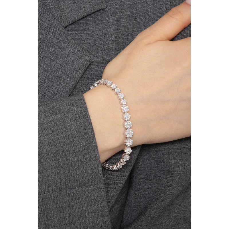 Bracelet Illusion fleurs en or blanc 18k serti de diamants Bracelet Illusion fleurs en or blanc 18k serti de diamants