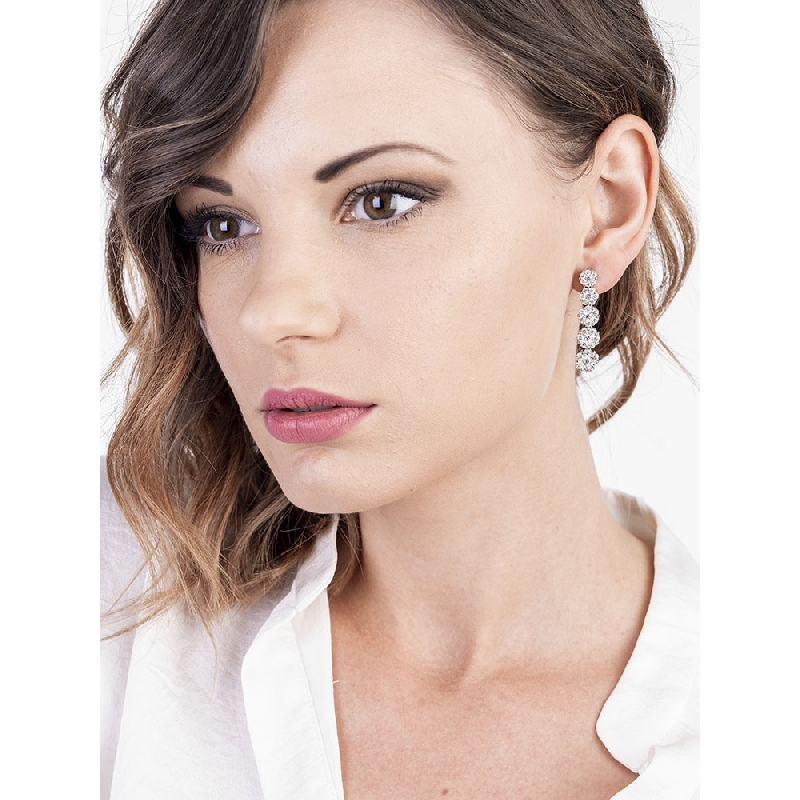 Boucles d'oreilles en or blanc 18k avec un pavage de diamants