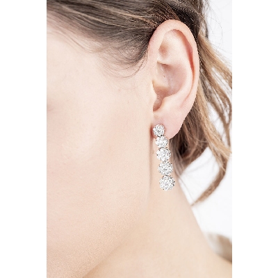Boucles d'oreilles en or blanc 18k avec un pavage de diamants