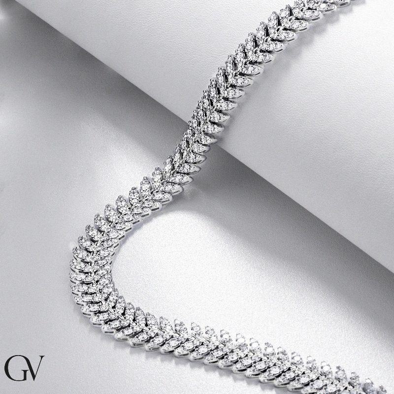 Collier en or blanc 18k avec des diamants Collier en or blanc 18k avec des diamants