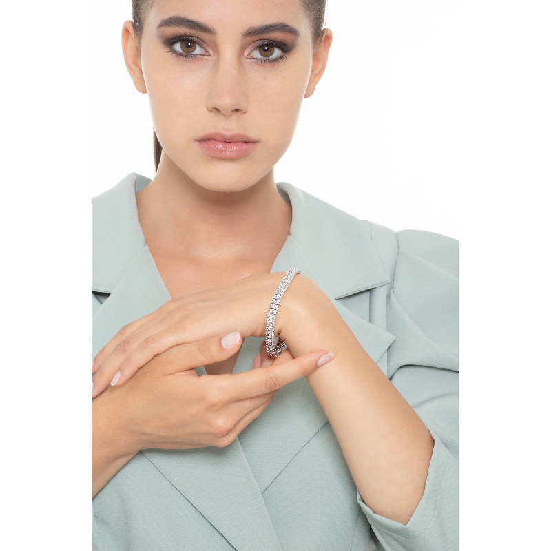 Bracelet rivière design en or blanc 18k avec diamants  Bracelet rivière design en or blanc 18k avec diamants