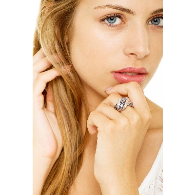 Bague en or blanc 18k ondulée avec saphirs bleus et diamants