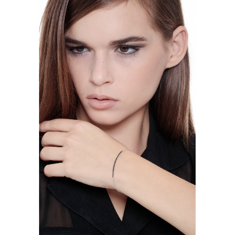 Bracelet barrette en diamants noirs en or blanc 18k  Bracelet barrette en diamants noirs en or blanc 18k