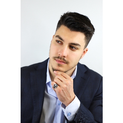 Bague pavé lettre R en or blanc 18ct diamants et saphirs bleus