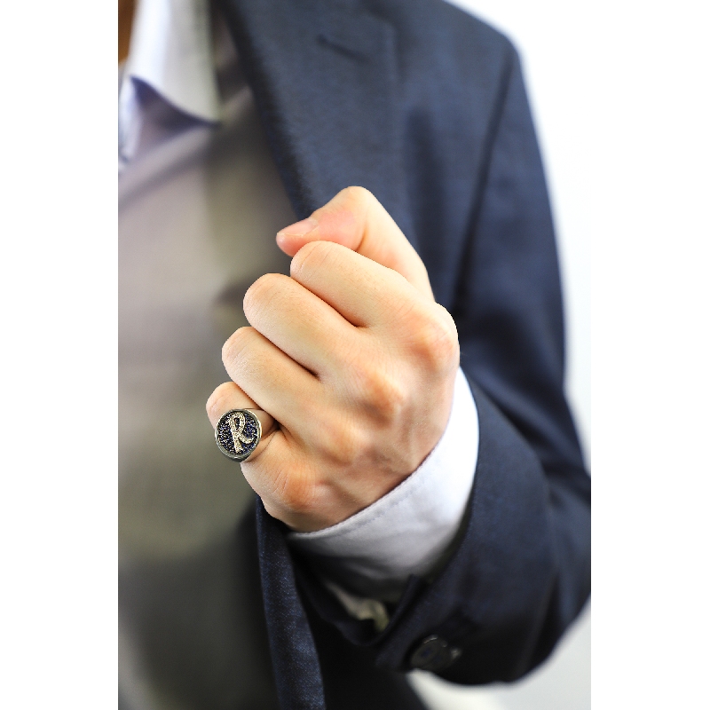 Bague pavé lettre R en or blanc 18ct diamants et saphirs bleus