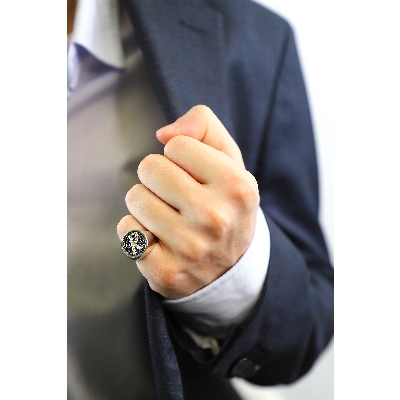 Bague pavé lettre R en or blanc 18ct diamants et saphirs bleus