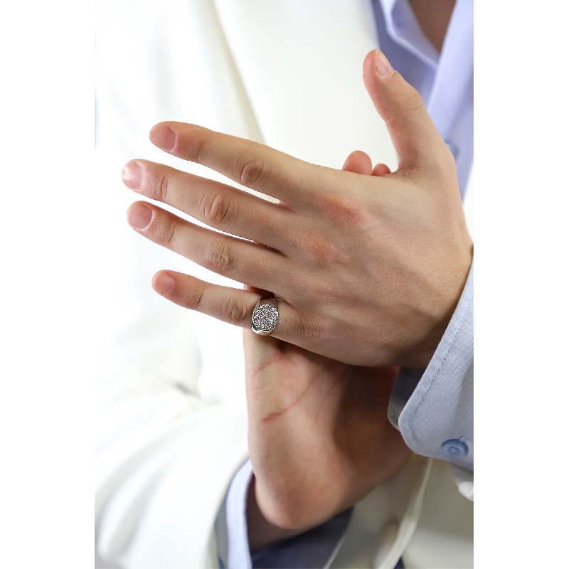 Chevalière homme ronde avec pavé diamants et or blanc 18k Chevalière homme ronde avec pavé diamants et or blanc 18k