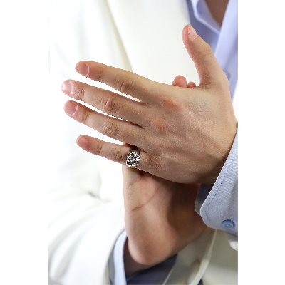 Chevalière homme ronde avec pavé diamants et or blanc 18k