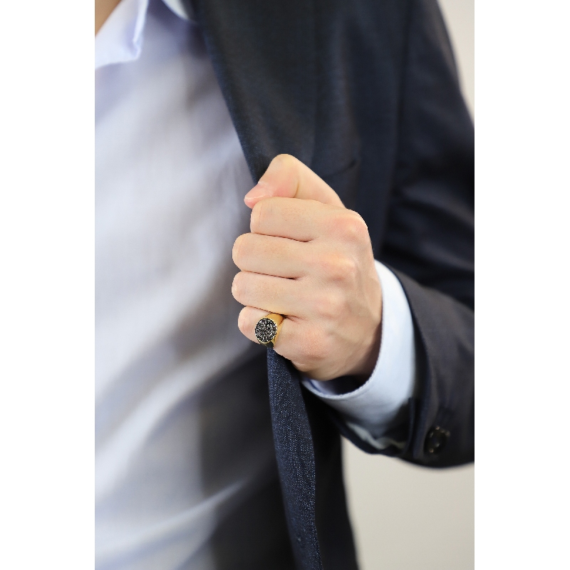 Bague homme pavé en or jaune 750 avec diamants noirs Bague homme pavé en or jaune 750 avec diamants noirs