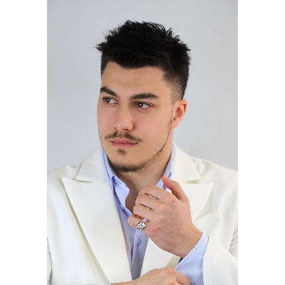 ague pavée en or avec des diamants pour doigt mignon